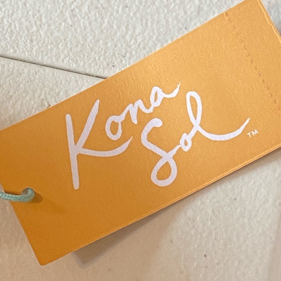 New Cheetah Swim Top
Medium (8-10)
Brown & Black
Adjustable Straps
Kona Sol - Picture 4 of 7